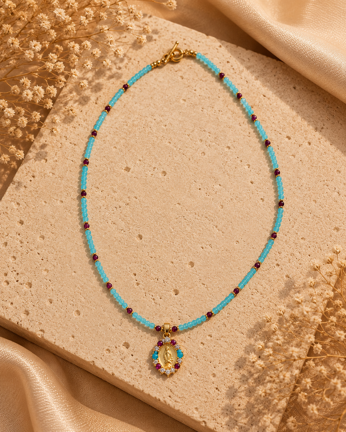 Collier en aigue-marine turquoise avec perles bordeaux et pendentif Vierge Marie doré