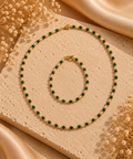 Parure collier et bracelet en perles d'eau douce blanches et tourmaline elbaïte verte avec séparateurs dorés
