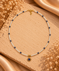 Collier en perles d’eau douce nacrées et lapis-lazuli bleu intense avec séparateurs dorés et pendentif soleil doré orné de lapis