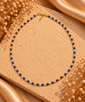 Collier en grandes perles d’eau douce nacrées et lapis-lazuli bleu intense avec séparateurs dorés et fermoir toggle doré