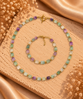 Parure en fluorite multicolore – cubes violet, vert menthe et translucide avec séparateurs dorés, collier à fermoir toggle et bracelet assortis