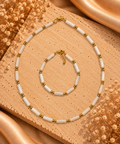 Parure en opale blanc nacré – tubes d’opale et séparateurs dorés ronds, collier et bracelet assortis épurés et élégants