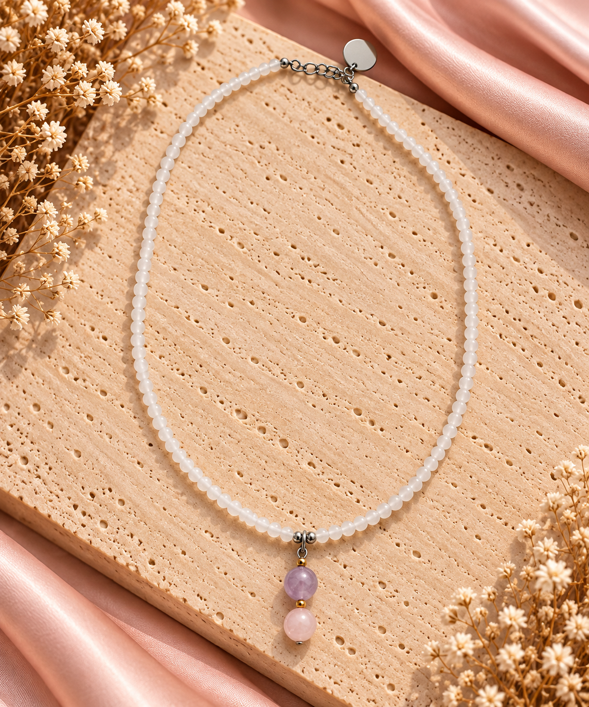 Collier en petites perles de quartz blanc laiteux avec pendentif double pierre spodumène et charm cœur argenté