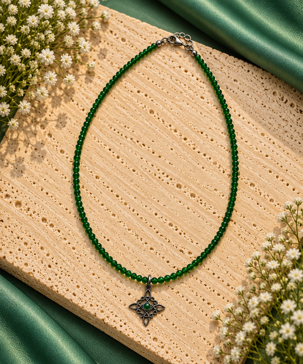 Collier en petites perles d’olivine vert émeraude avec pendentif croix celtique ajourée argentée