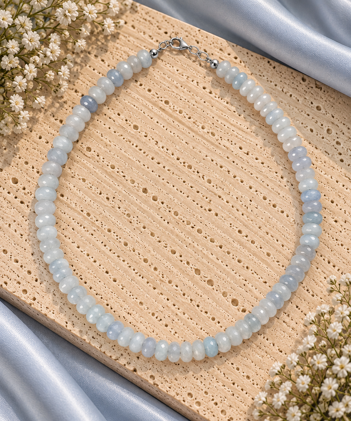 Collier en perles rondelles d’aigue-marine blanc bleué nacré avec fermoir mousqueton argenté – épuré et apaisant