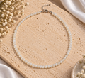 Collier en petites perles rondes de pierre de lune arc-en-ciel blanc nacré irisé avec fermoir mousqueton argenté