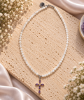 Collier en perles de pierre de lune blanc nacré avec pendentif croix serti d'améthystes violettes en navette sur monture argentée