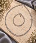 Parure collier et bracelet en petites perles facettées de labradorite gris-bleu aux reflets irisés avec fermoirs argentés