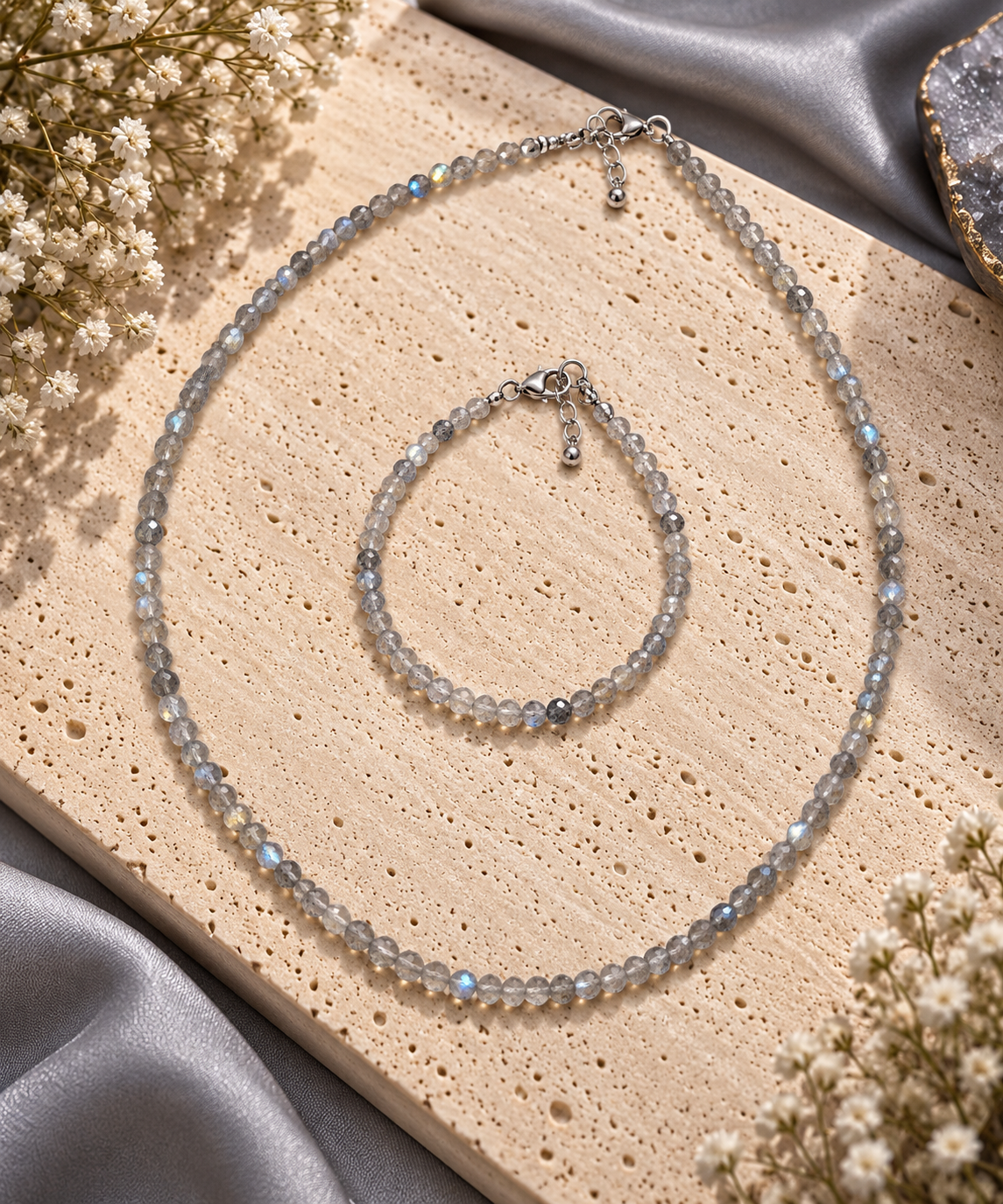 Parure collier et bracelet en petites perles facettées de labradorite gris-bleu aux reflets irisés avec fermoirs argentés