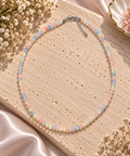 Collier en petites perles rondes translucides de morganite tons rose, bleu, vert menthe et ivoire mêlés avec fermoir mousqueton argenté