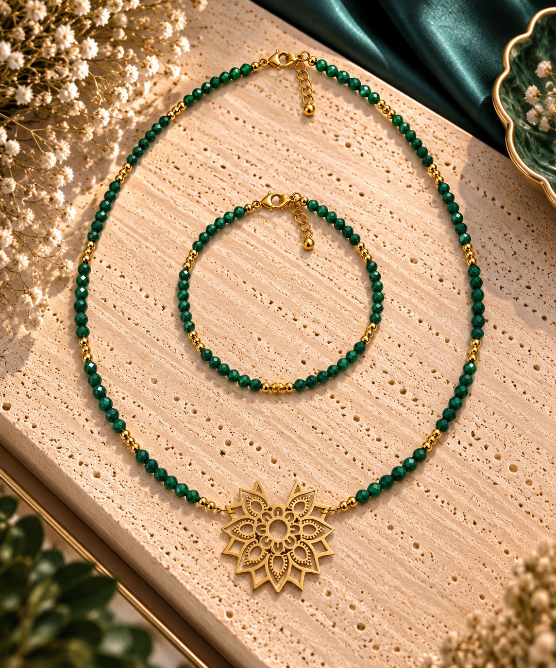 Parure collier et bracelet en perles facettees de malachite vert emeraude et billes dorees avec pendentif mandala floral dore ajoure
