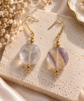 Boucles d'oreilles pendantes disques ronds polis en fluorine lavande et blanc laiteux veines de violet sur crochets dores avec billes separatrices dorees