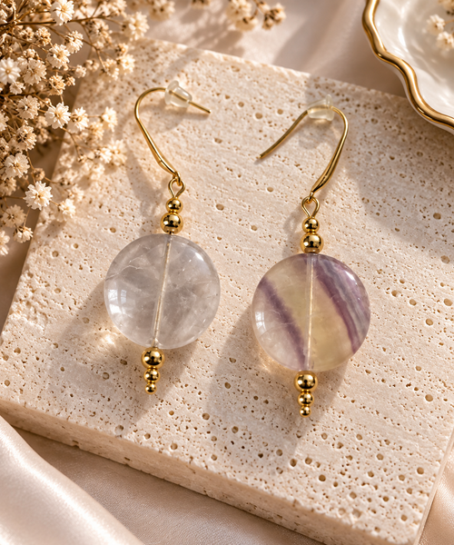 Boucles d'oreilles pendantes disques ronds polis en fluorine lavande et blanc laiteux veines de violet sur crochets dores avec billes separatrices dorees