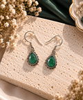 Boucles d'oreilles pendantes cabochons larme facettee d'aventurine vert profond serties dans un cadre argent cisele aux motifs floraux granules
