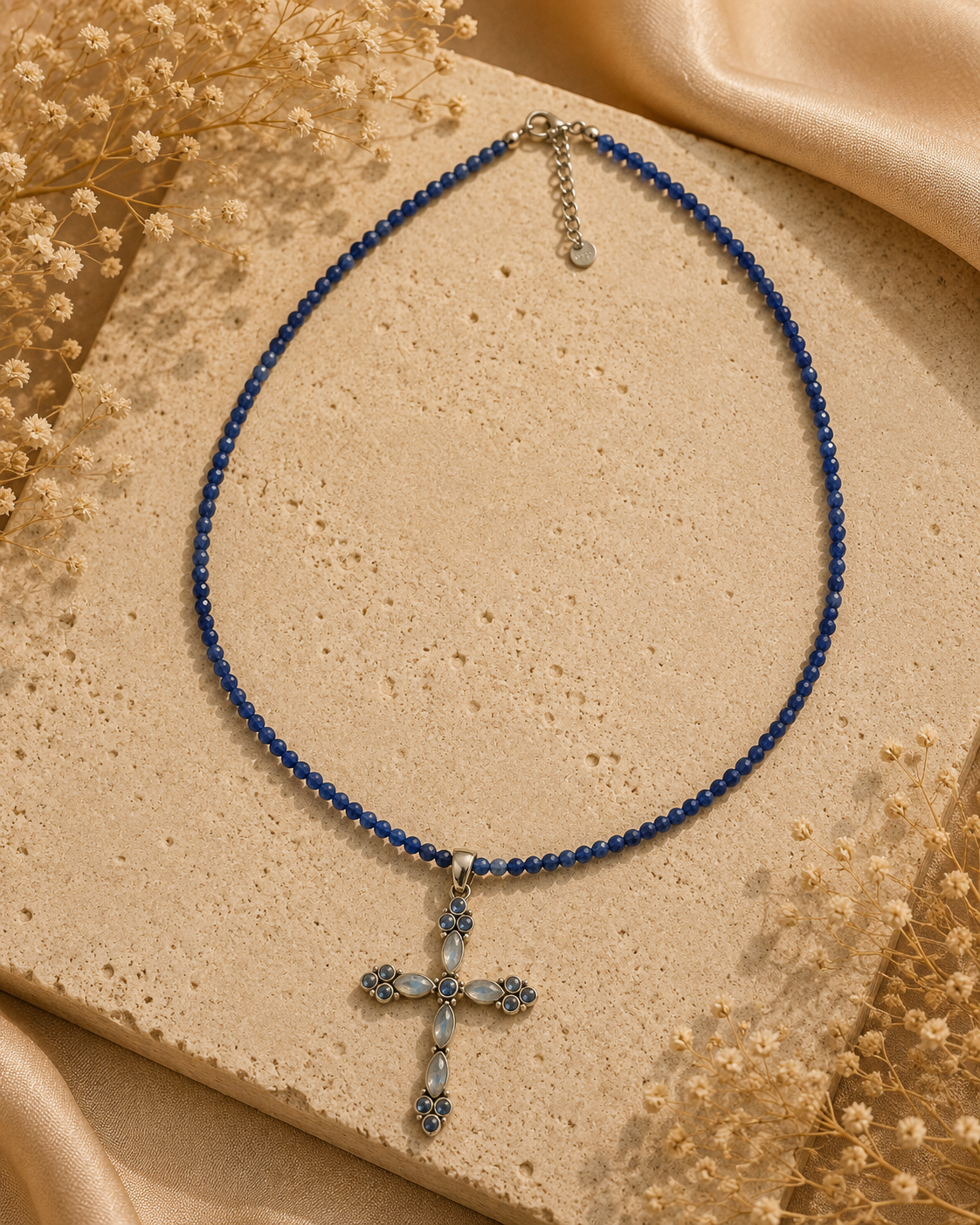 Collier en sodalite bleue avec pendentif croix orné de pierre de lune arc-en-ciel