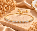 Bracelet Éclat doré avec une ligne de zircons ronds transparents et un fermoir coulissant à extrémités sphériques