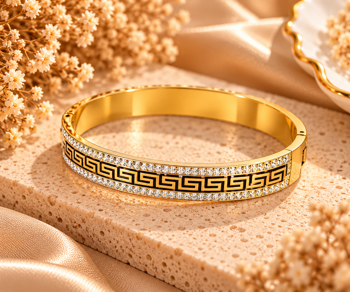 Bracelet Athéna doré à frise géométrique sur fond noir, bordée de deux rangées de zircons transparents