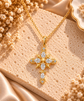 Collier Croix doré orné de zirconias transparents en forme de goutte, sur une chaîne à maillons ovales